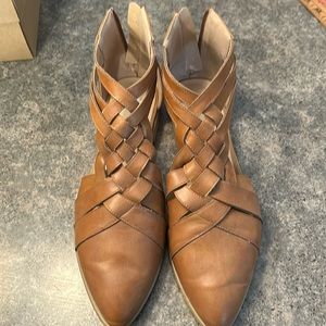Juicy Couture size 10 tan back zipper shoes
